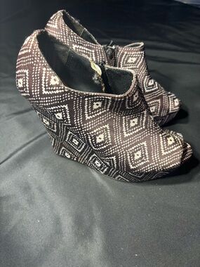 Cato Women’s Geometric Peep-Toe Wedge Booties - Black/White EPC Size 8
